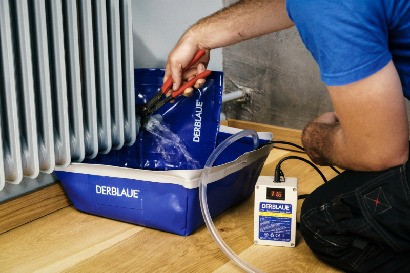Capture and drain fluids simultaneously  