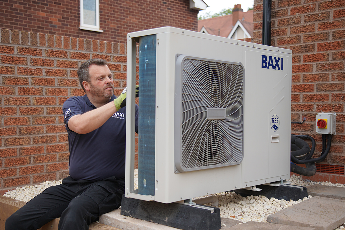 Installers “split on whether to begin fitting heat pumps”