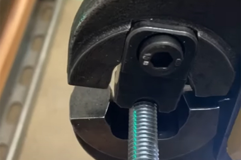 WATCH: 30-second demo of the REMS cropping tongs Mini M 10