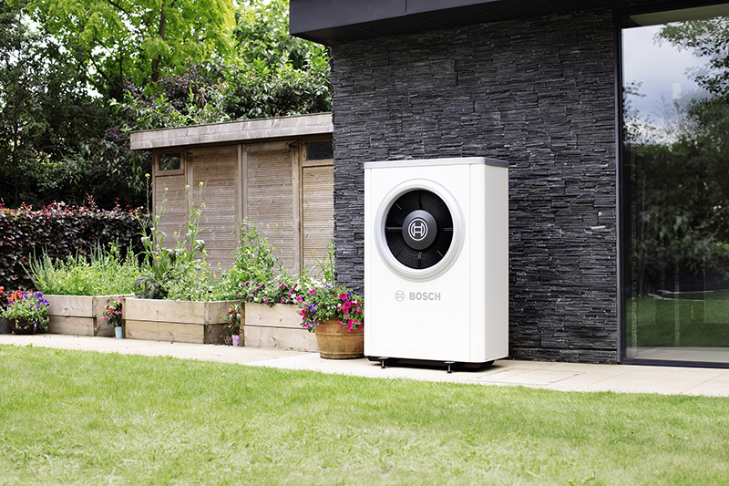 Worcester Bosch launches new air to water heat pump and Hybrid 7000iAW -  PHPI Online